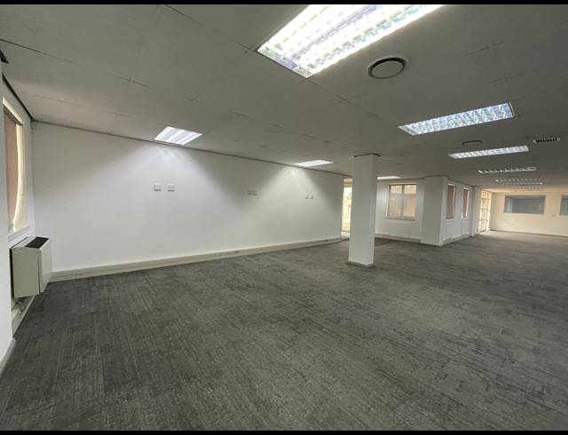 2,415M² OFFICE FOR SALE IN BRYANSTON